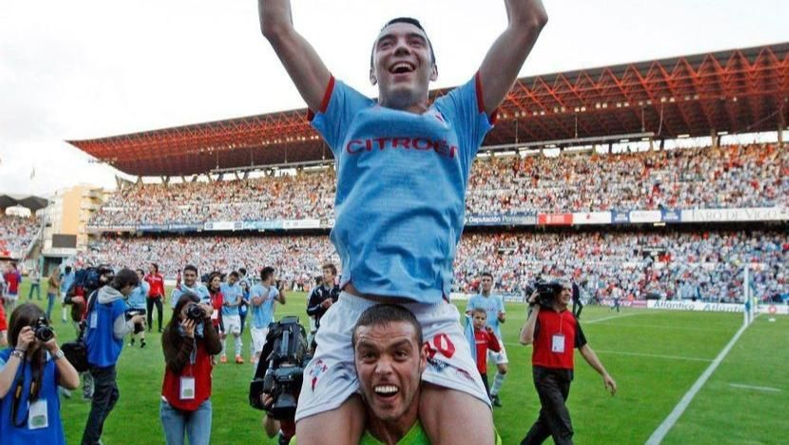 Sergio Álvarez lleva a hombros a Iago Aspas tras el partido Celta-Alavés disputado el 6 de junio de 2009.