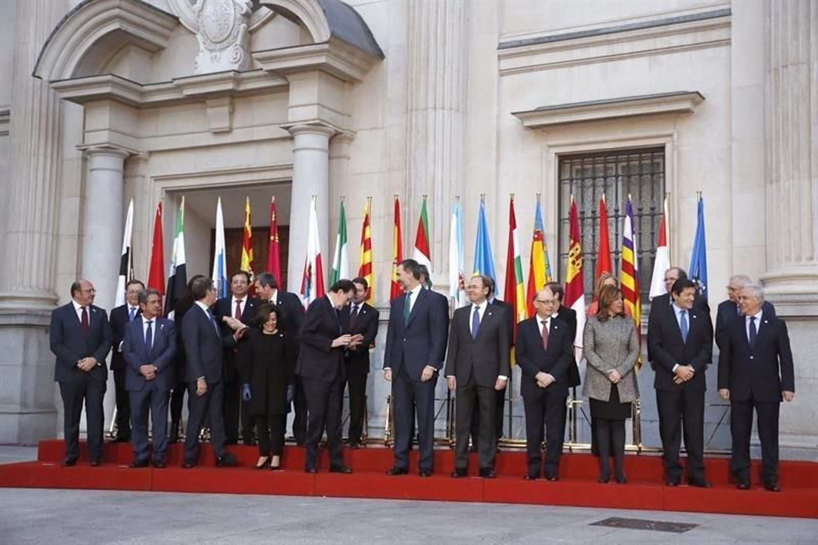 El Rey Felipe VI poco antes de la fotografía de familia de los asistentes a la VI Conferencia de Presidentes