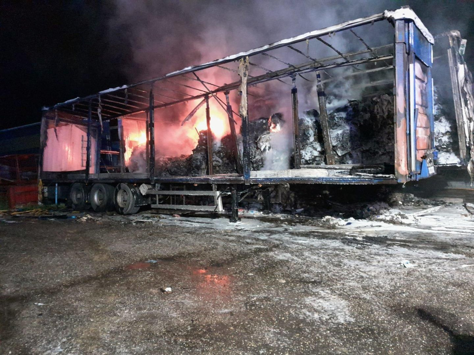 Los remolques de los camiones, calcinados. // Bomberos de O Porriño