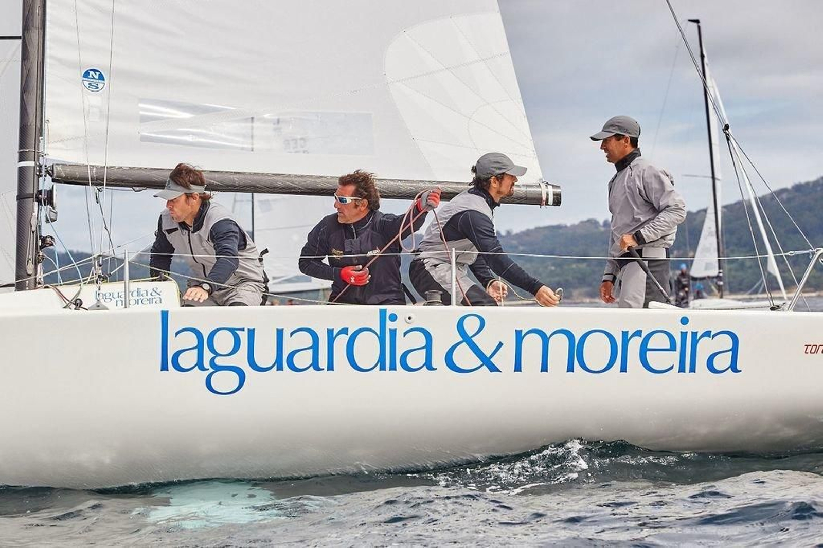 La tripulación ganadora, en un momento de la regata de ayer.