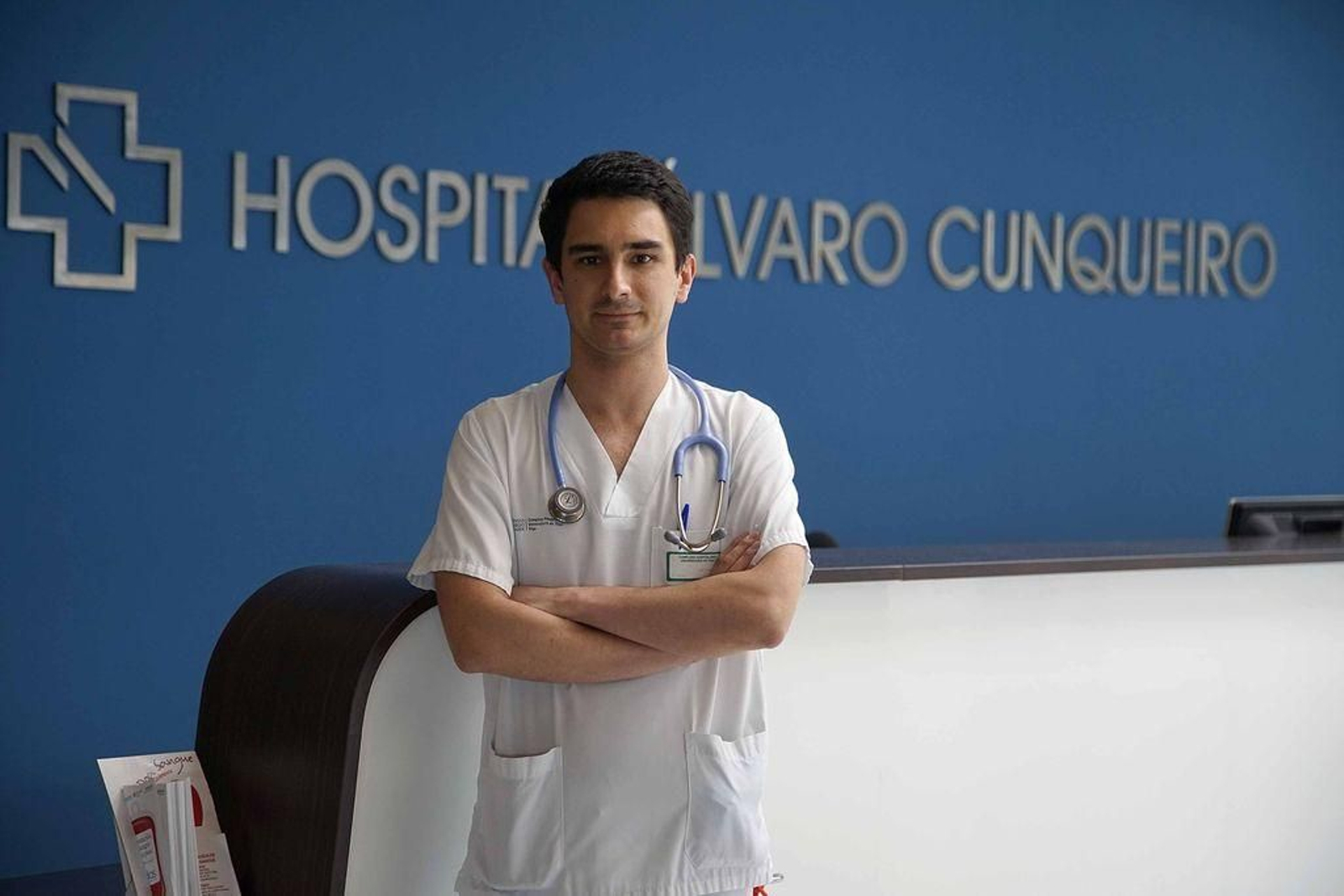El neurólogo vigués Arturo Fraga Bau, en el vestíbulo del Hospital Álvaro Cunqueiro.