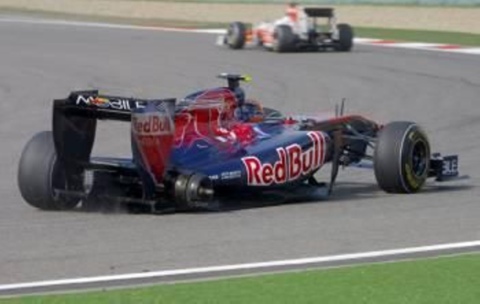 Jaime Alguersuari tuvo que abandonar tras perder una rueda.