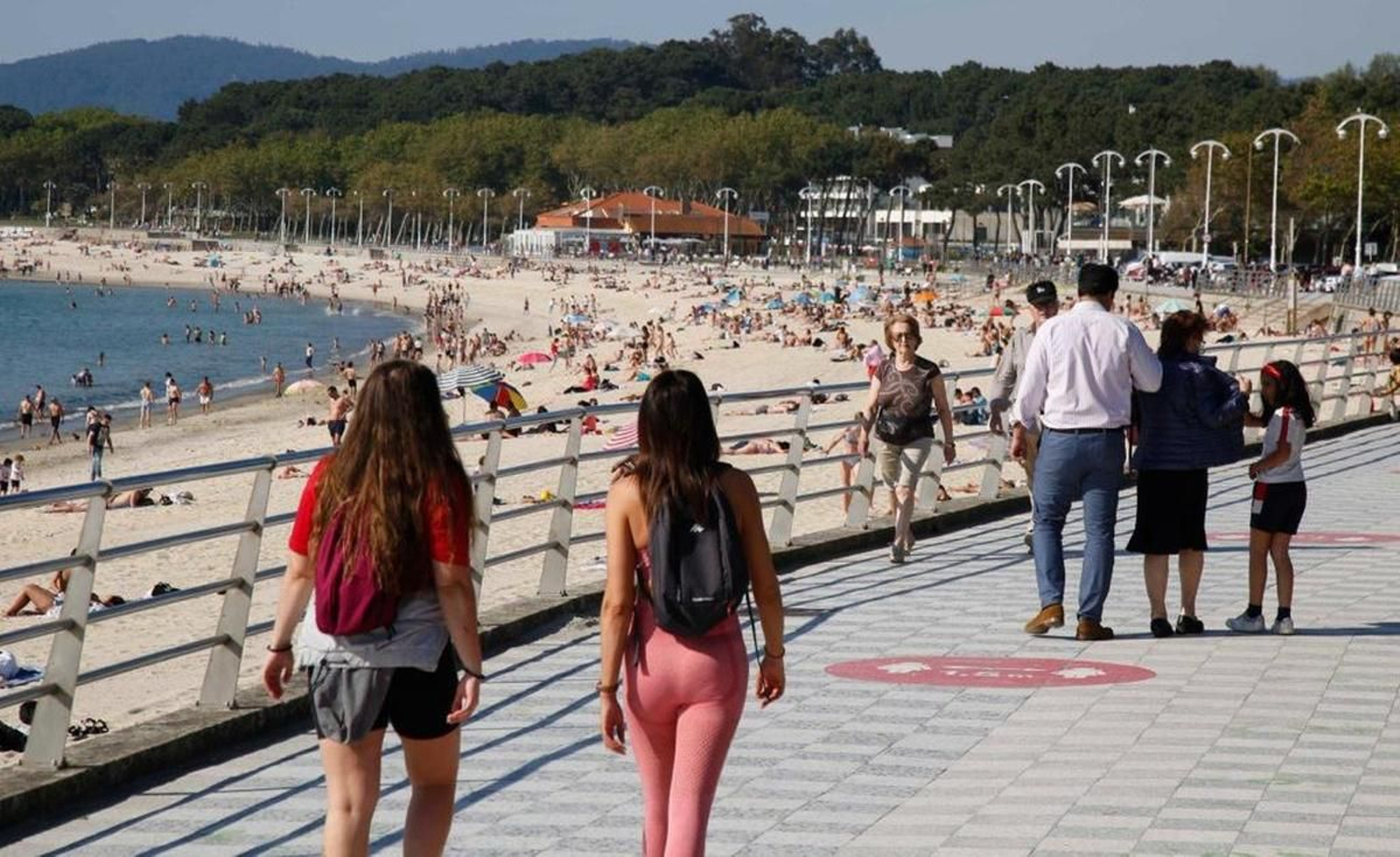Personas caminando por el paseo de Samil.