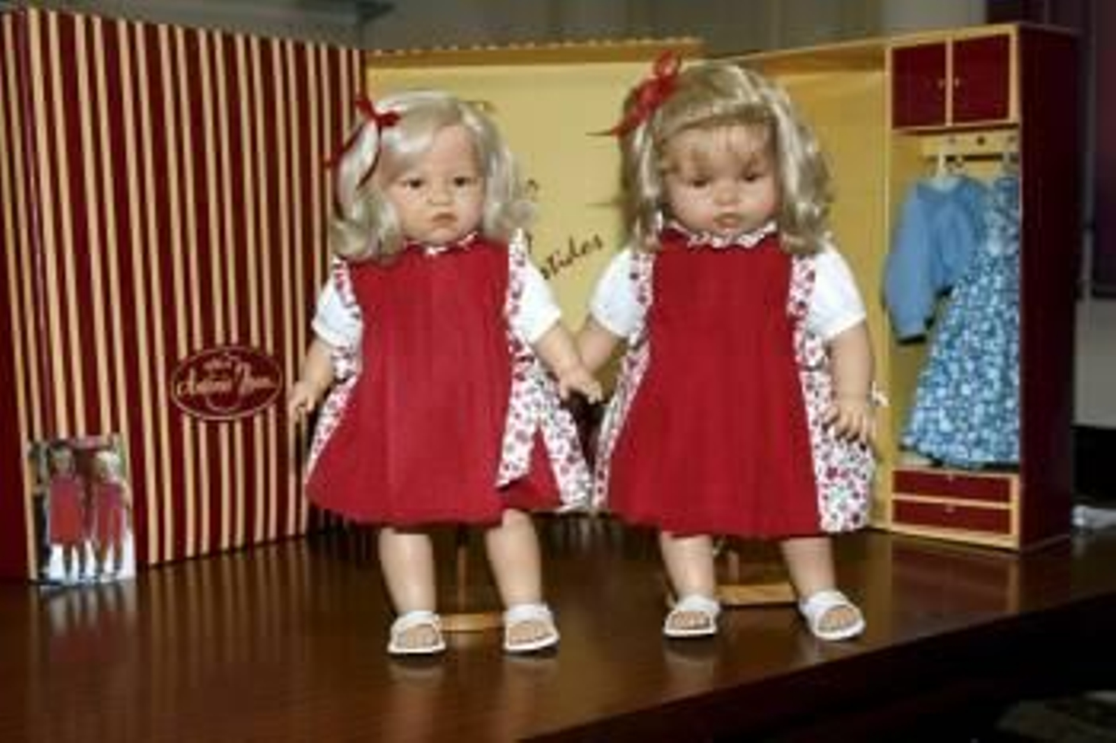 Las muñecas de las infantas Sofía y Leonor. (Foto: EFE)