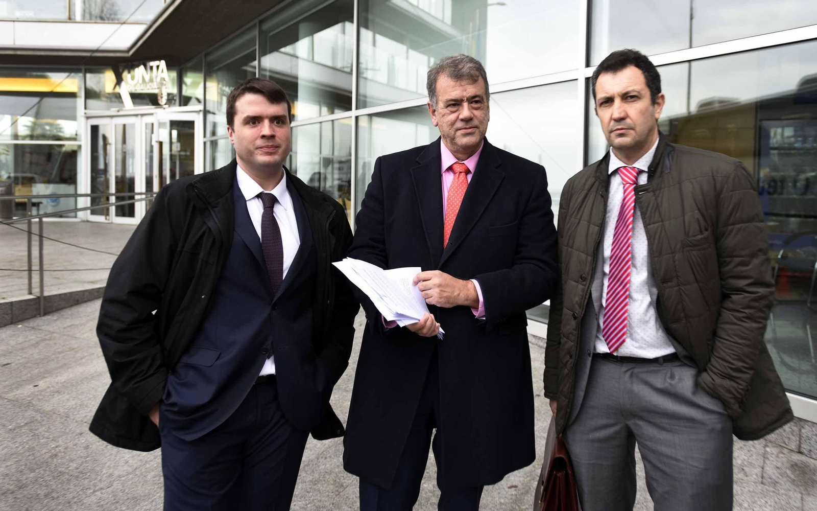 Fernando Camba, abogado y Antonio Heredero y Juan Camacho, socios de Balms, ayer con las denuncias.