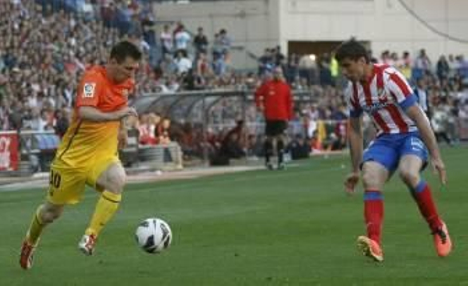 Messi encara a Insúa en el partido del Calderón. (Foto: F. ALVARADO)