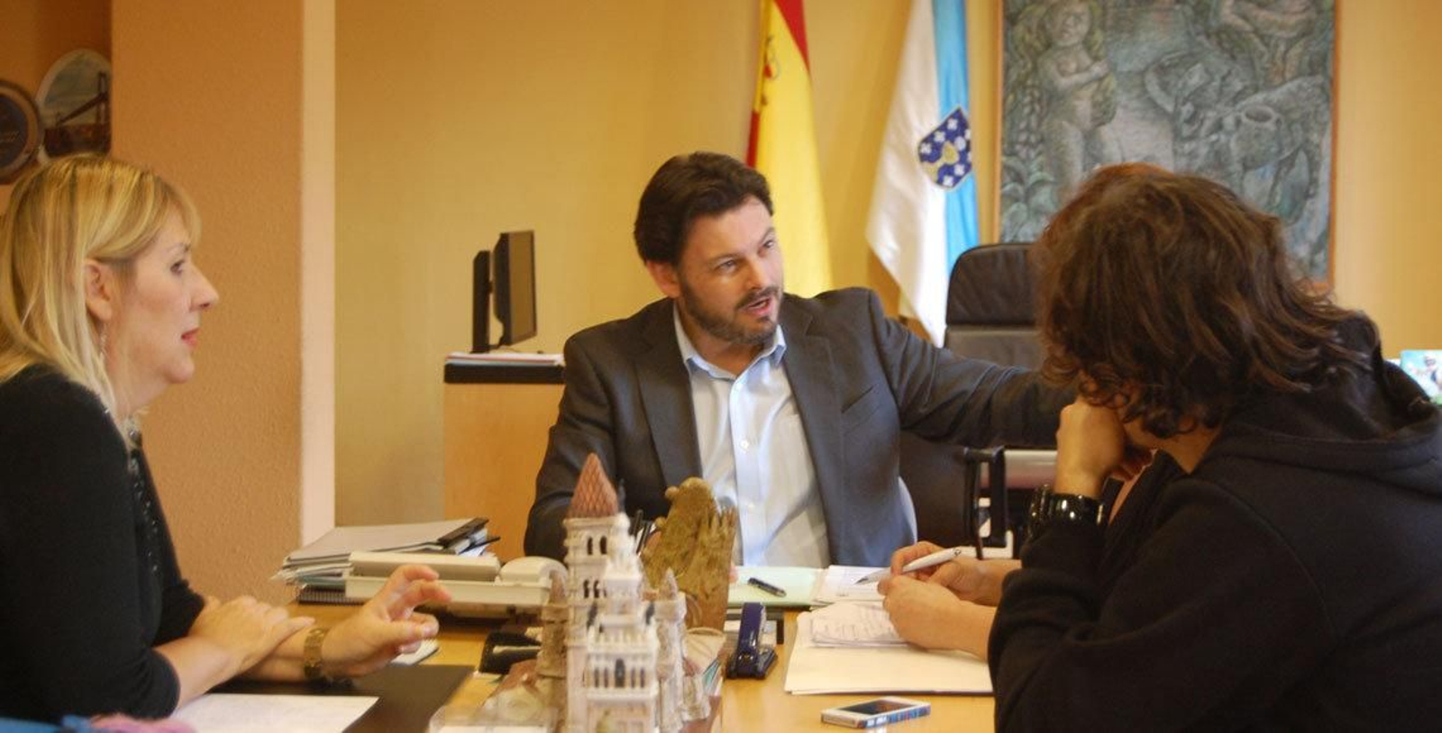 Rodríguez Miranda durante su reunión con los representantes del programa "Alborada gallega", que se emite en Venezuela.