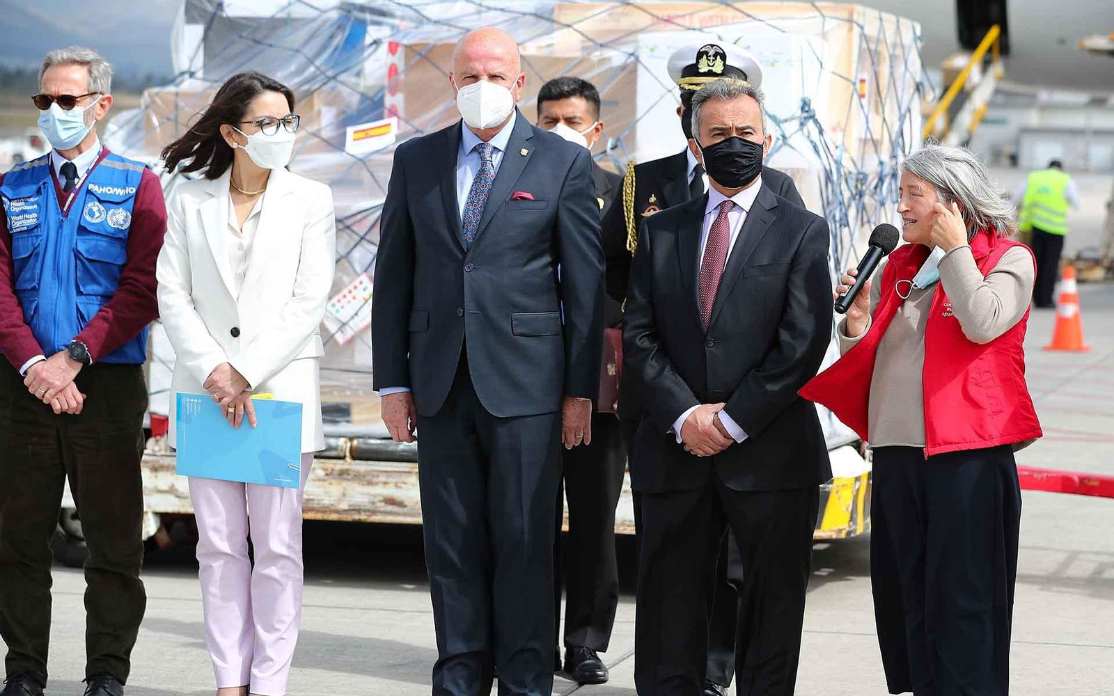 La encargada de negocios de la Embajada, Carmen Buján (d), junto al vicepresidente de Ecuador, Alfredo Borrero (c), y la ministra de Salud, Ximena Garzón (c-i), durante la llegada de un cargamento con más de 100.000 vacunas contra la Covid-19 donadas por España. Archivo. EFE/ José Jácome