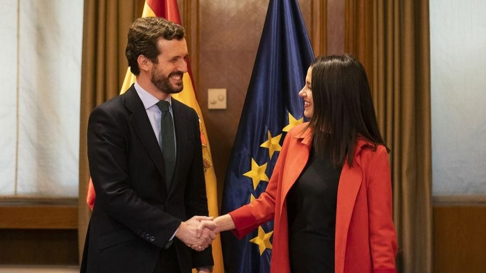 Casado y Arrimadas se saludan al inicio de un encuentro que mantuvieron en febrero de este año.