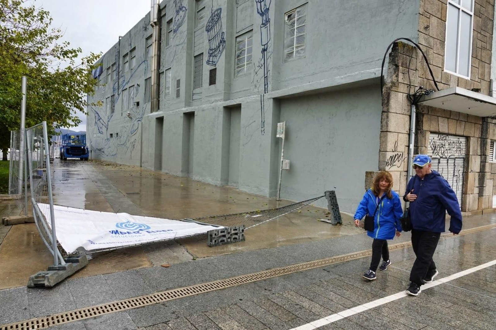 Vallas tiradas por el viento en Vigo, este martes. // Vicente Alonso