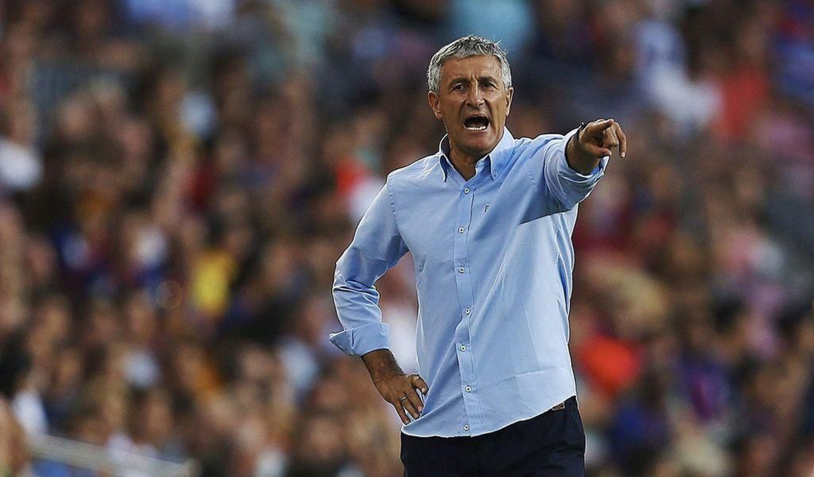 Quique Setién da órdenes en su etapa en el Barcelona.