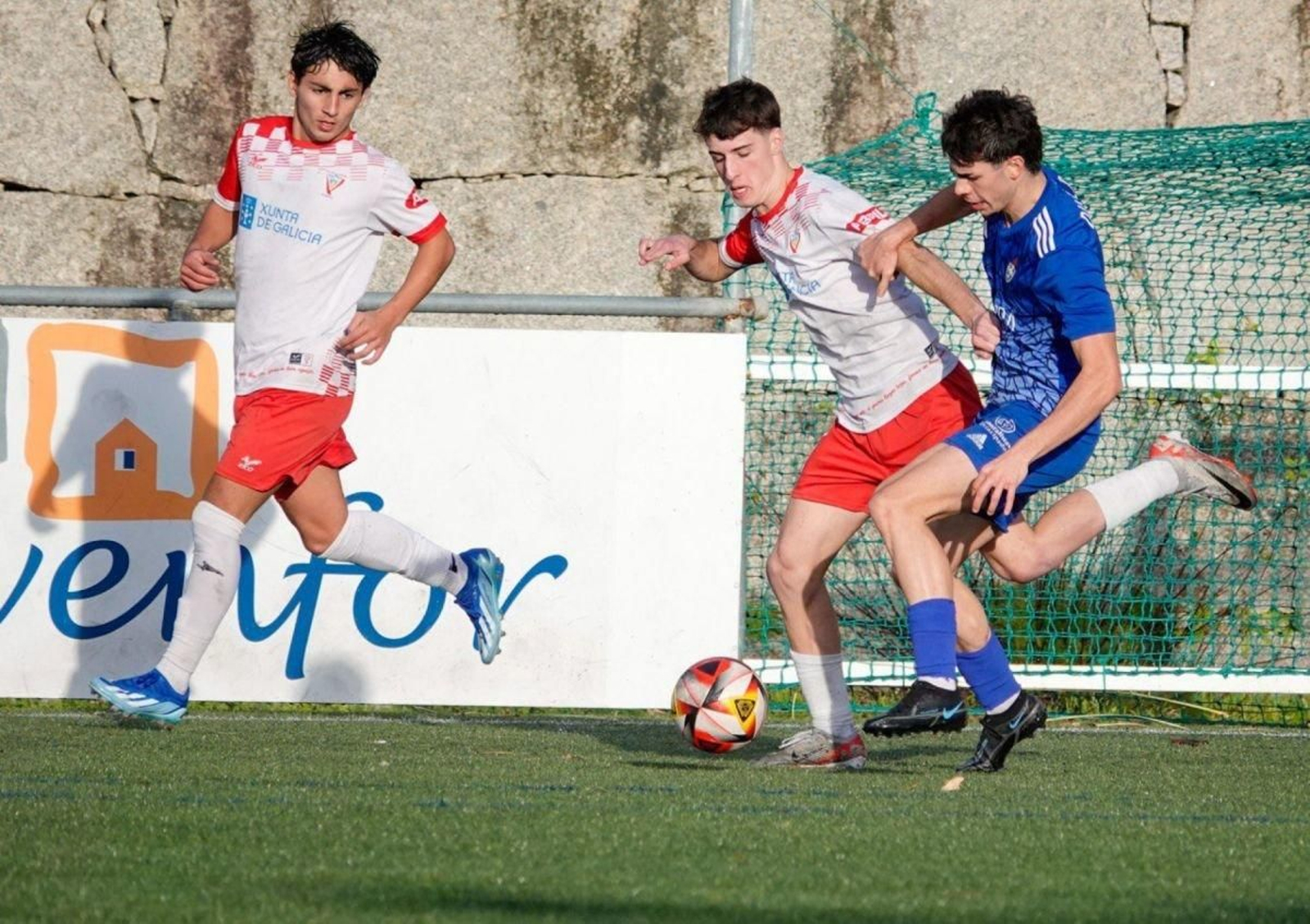 El partido de ayer dejó numerosas disputas entre ambos equipos.