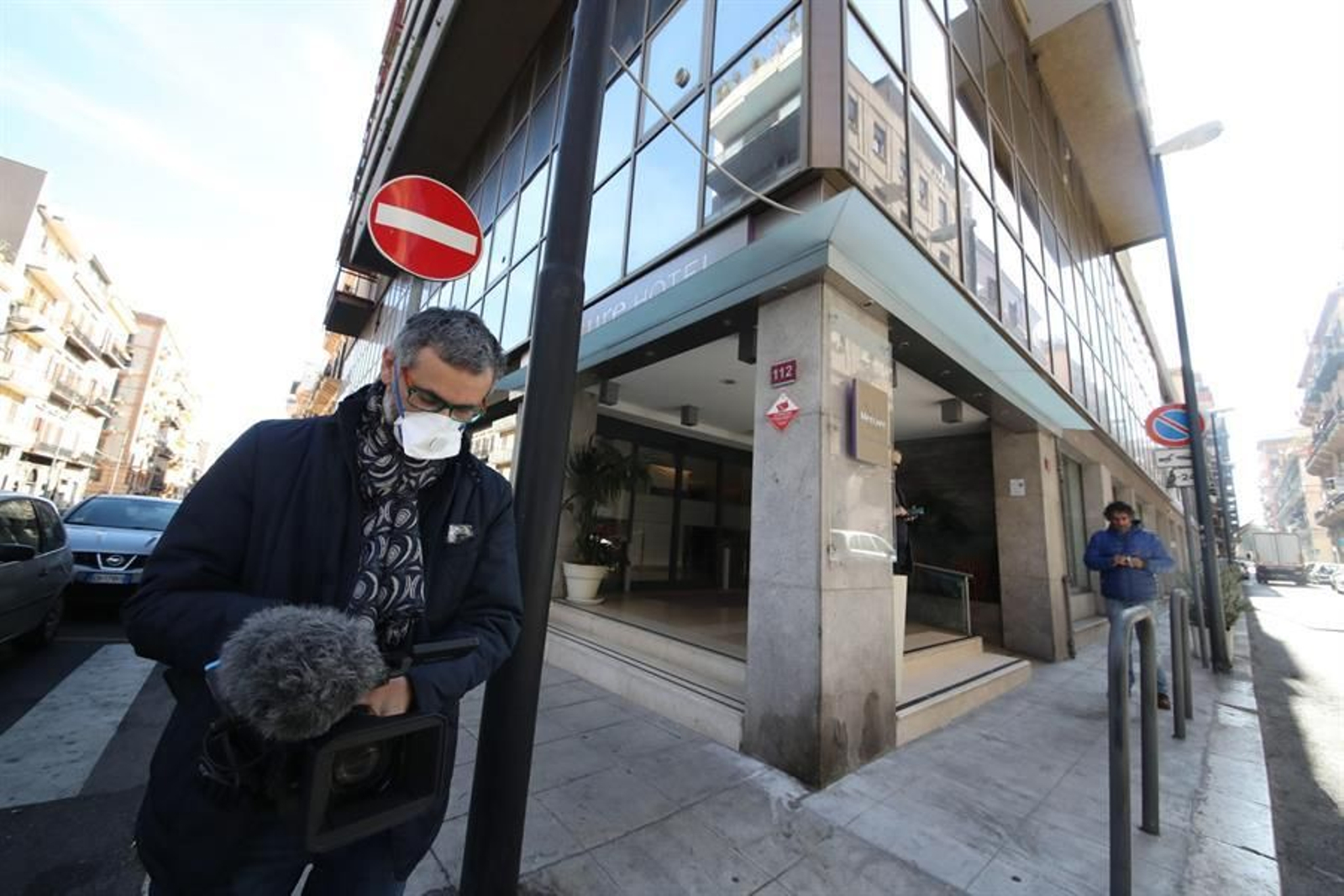 La entrada del hotel '' Mercure '' donde un turista de Bérgamo dio positivo por coronavirus, en Palermo, Italia