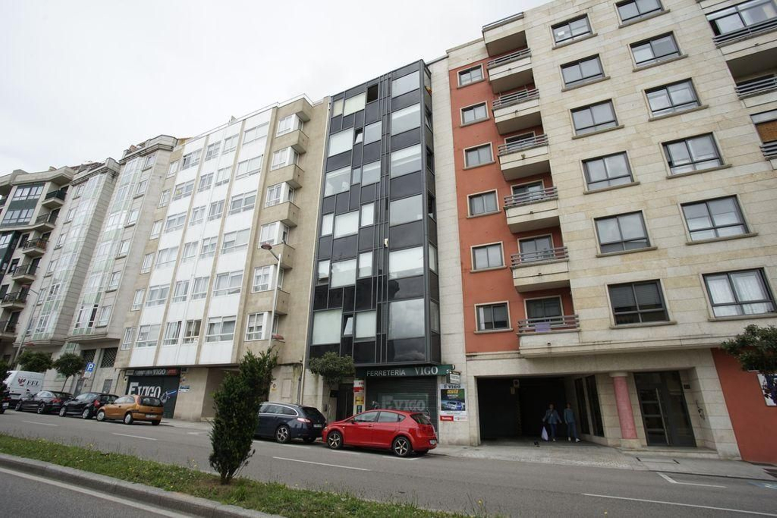 Un edificio entre la calle Aragón 100 y Redomeira tiene a subasta hasta cuarenta lotes de viviendas y garajes.