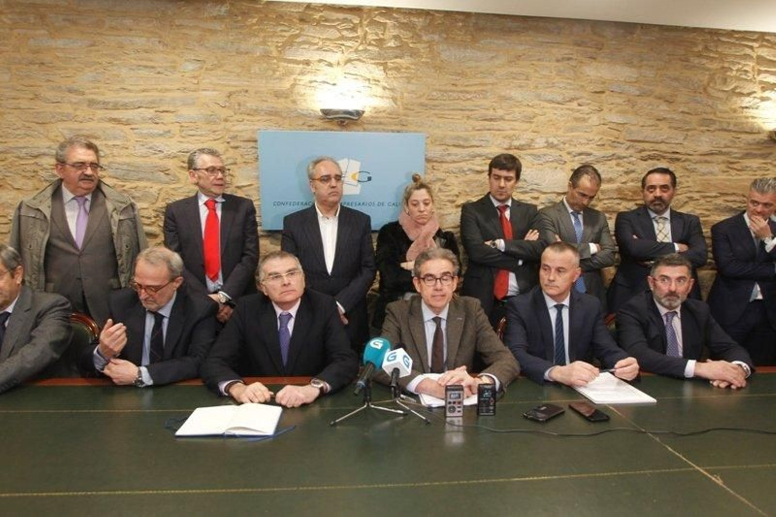 José Manuel Díaz Barreiros (en el centro), actuó como portavoz de los empresarios ourensanos, que comparecieron ante los medios de comunicación junto a sus compañeros de Pontevedra.