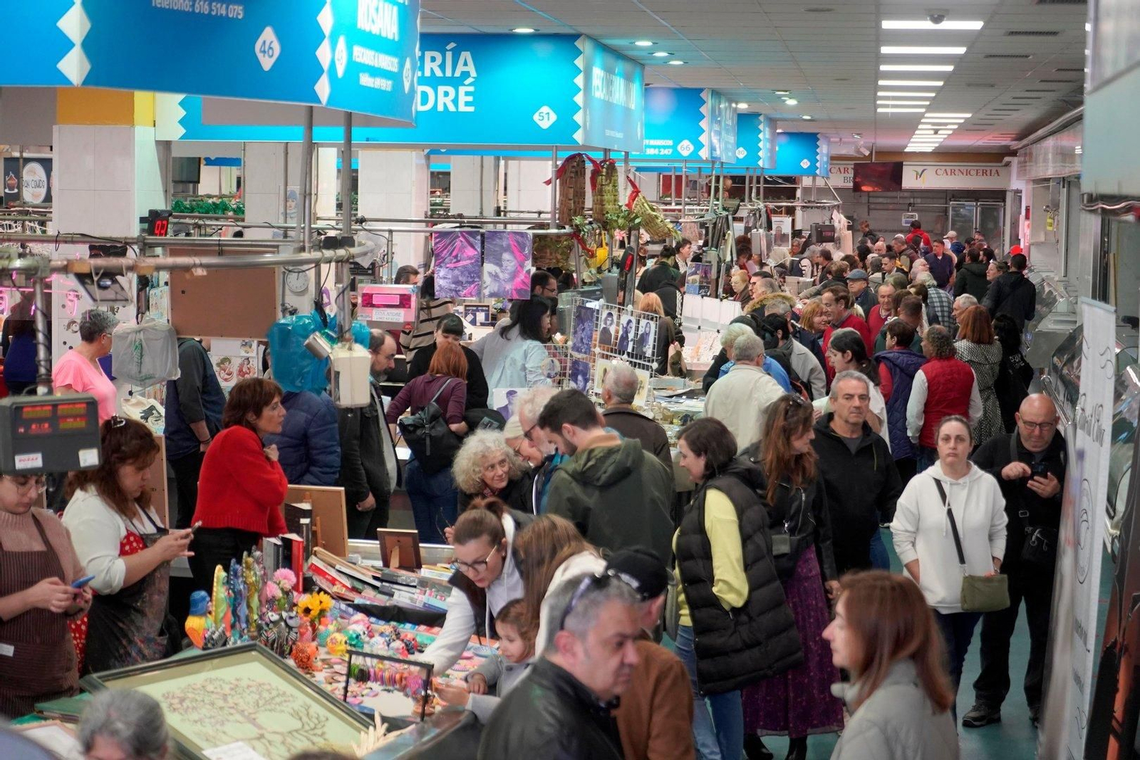 Moita xente en ‘O Gran Mercado de Arte’ no Calvario.
