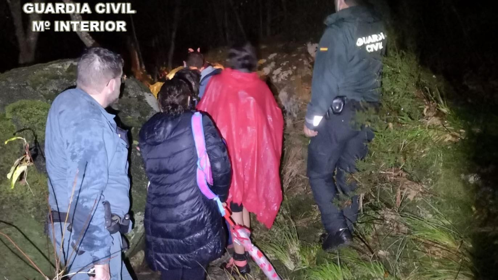 La Guardia Civil rescata a 14 senderistas en el río Verdugo