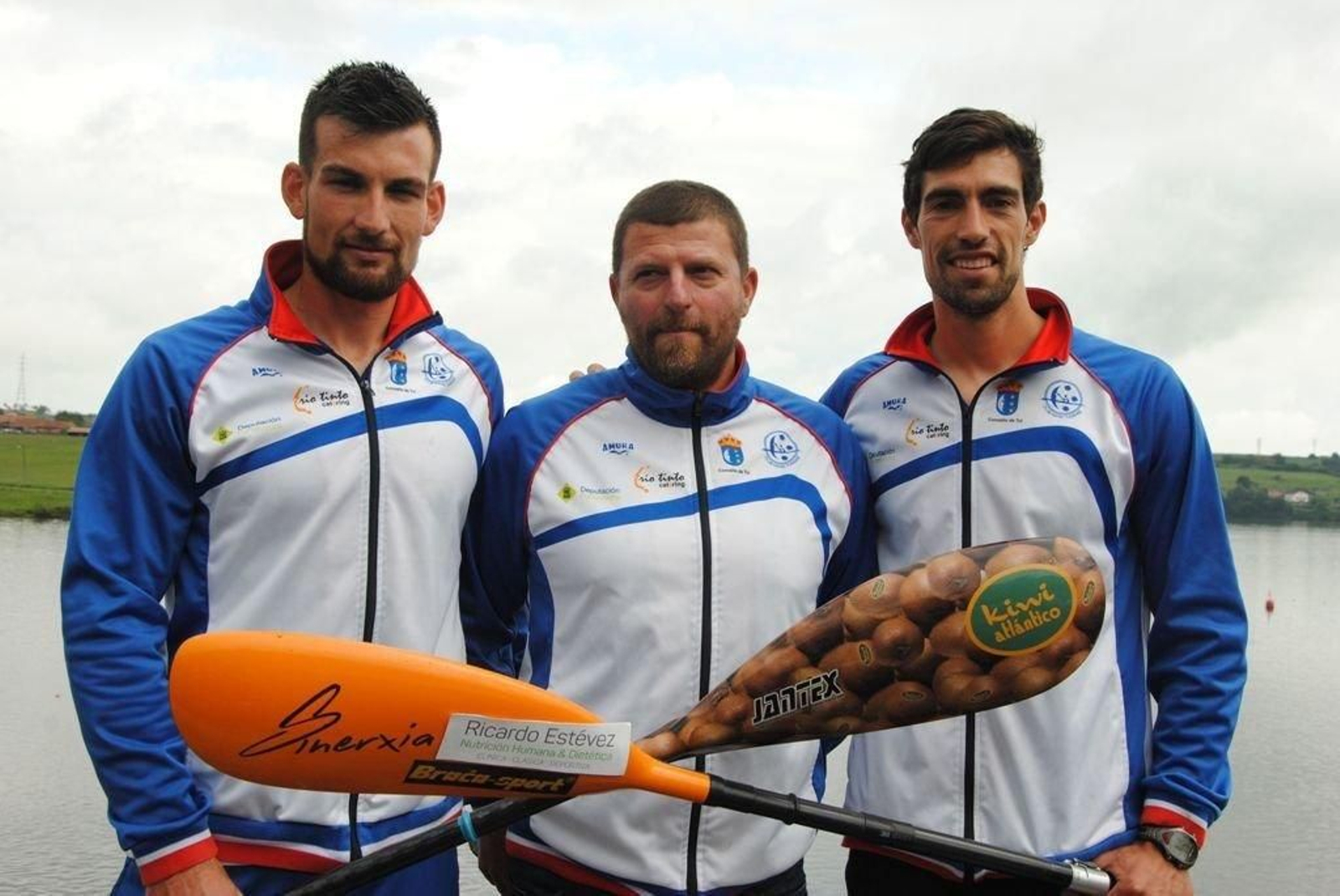 Esteban Alonso (c), con los palistas Rubén Millán y Gabriel Pavón.