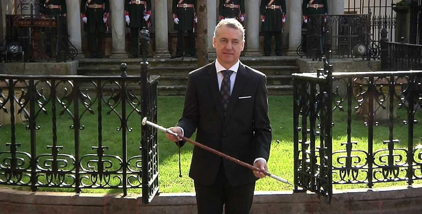 Iñigo Urkullu juró su cargo como Lehendakari bajo al árbol de Gernika y ante los miembros del Parlamento Vasco.