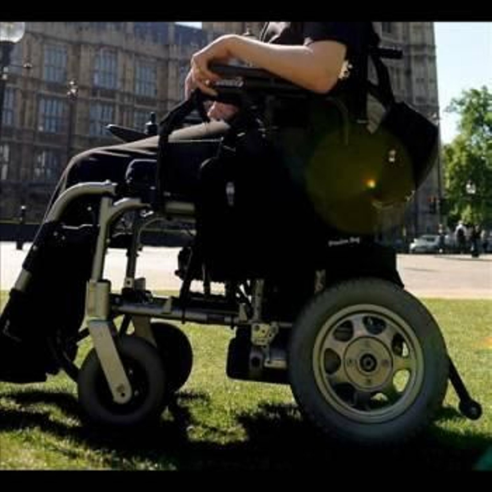 Una joven enferma de esclerosis múltiple (Foto: Archivo EFE)