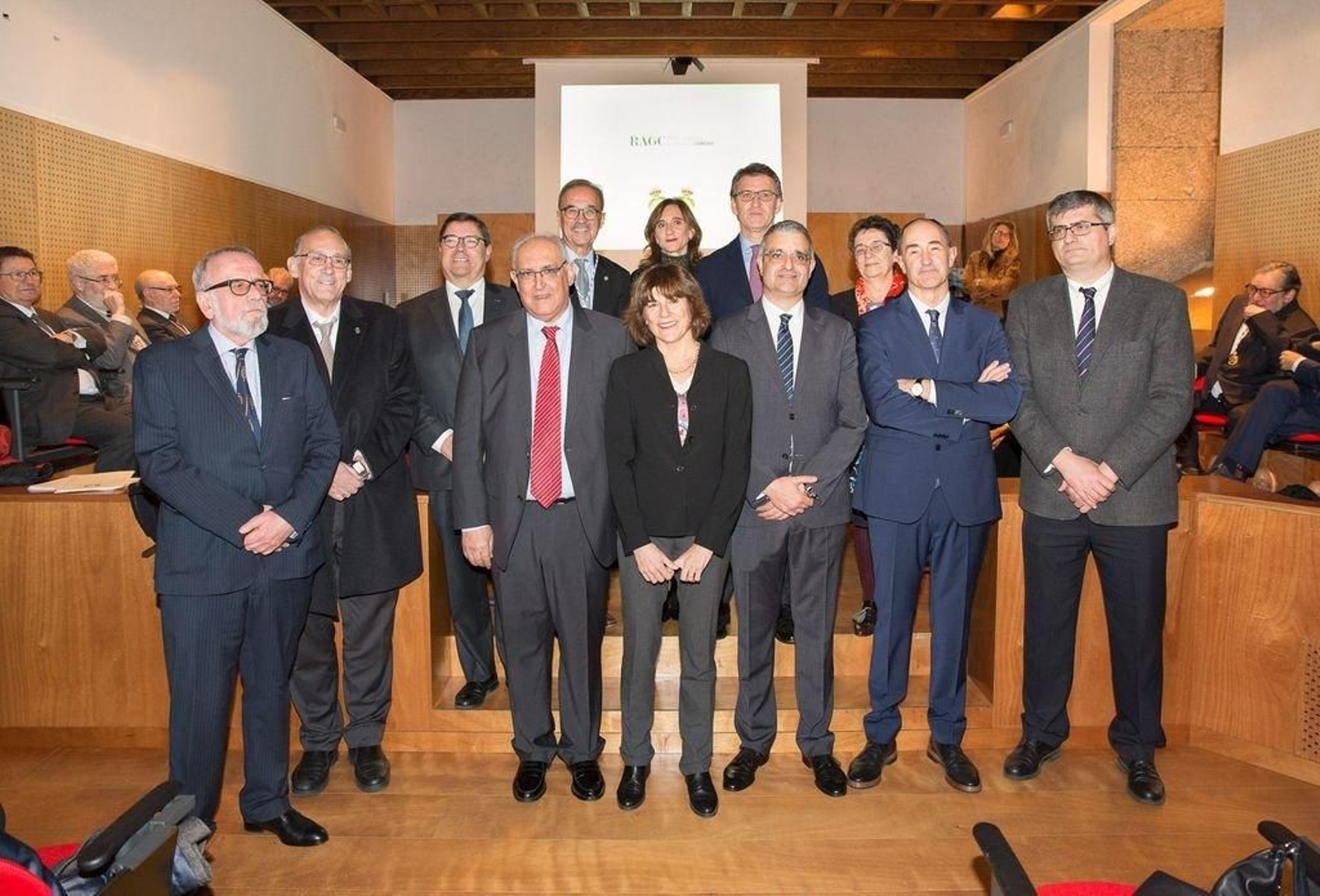 En primera fila Aníbal Figueiras, Manuel de León, Beatriz González, Xosé R. Bustelo y Luis Liz..