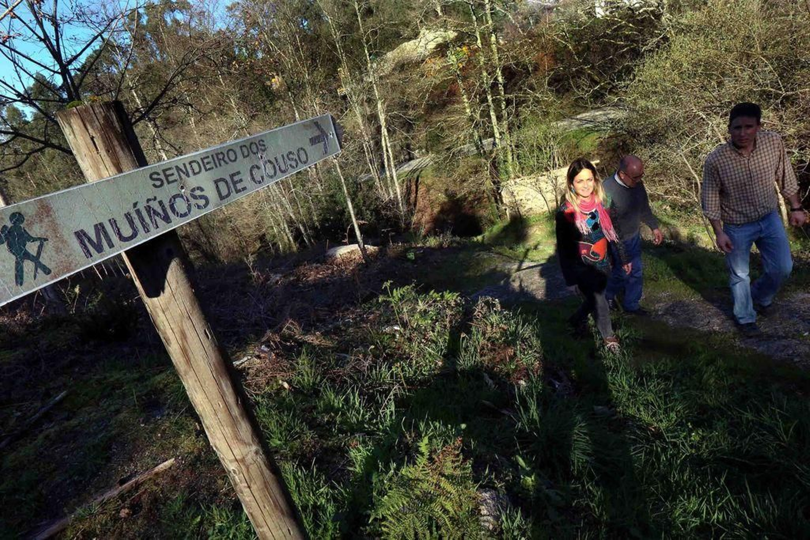 Rosa Covelo recorriendo el Sendero dos Muíños de Couso, recién acondicionado.