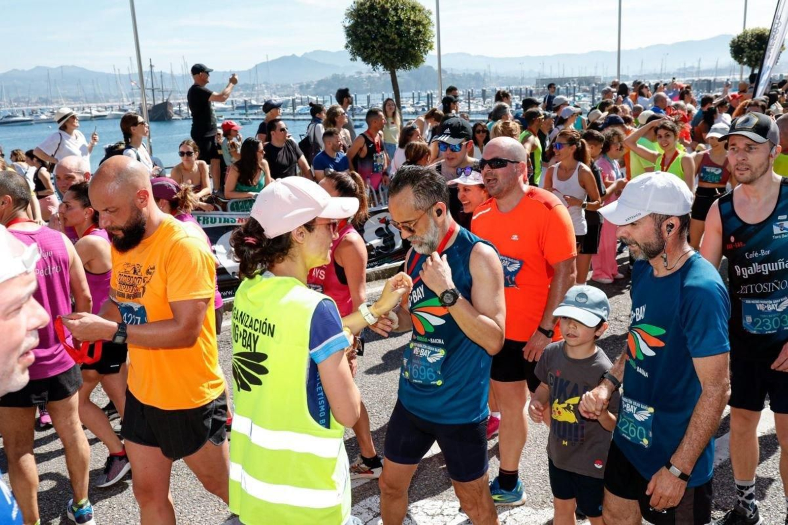 El ambiente en Baiona fue bueno, con decenas de personas en la llegada, que aplaudieron a los muchos corredores que cruzaron la línea de meta en Baiona. Hubo medallas conmemorativas para todos ellos.