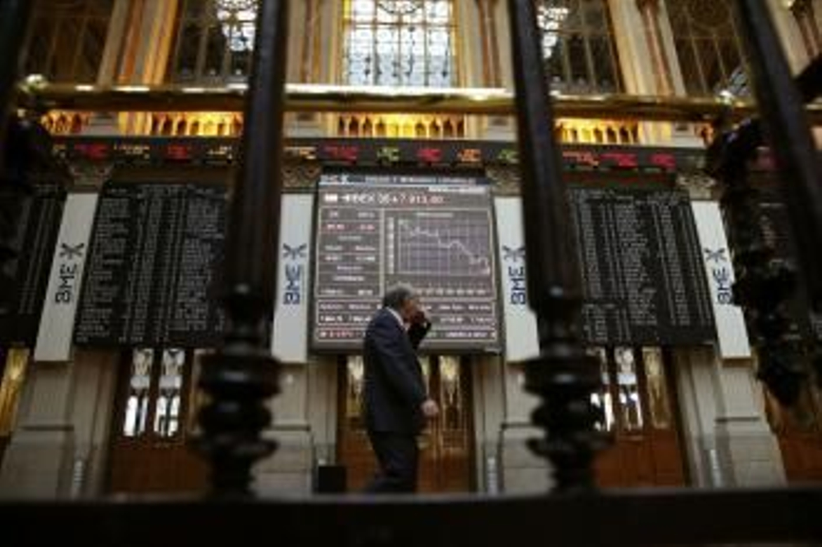 Vista general de los paneles del Palacio de la Bolsa en Madrid (Foto: EFE)