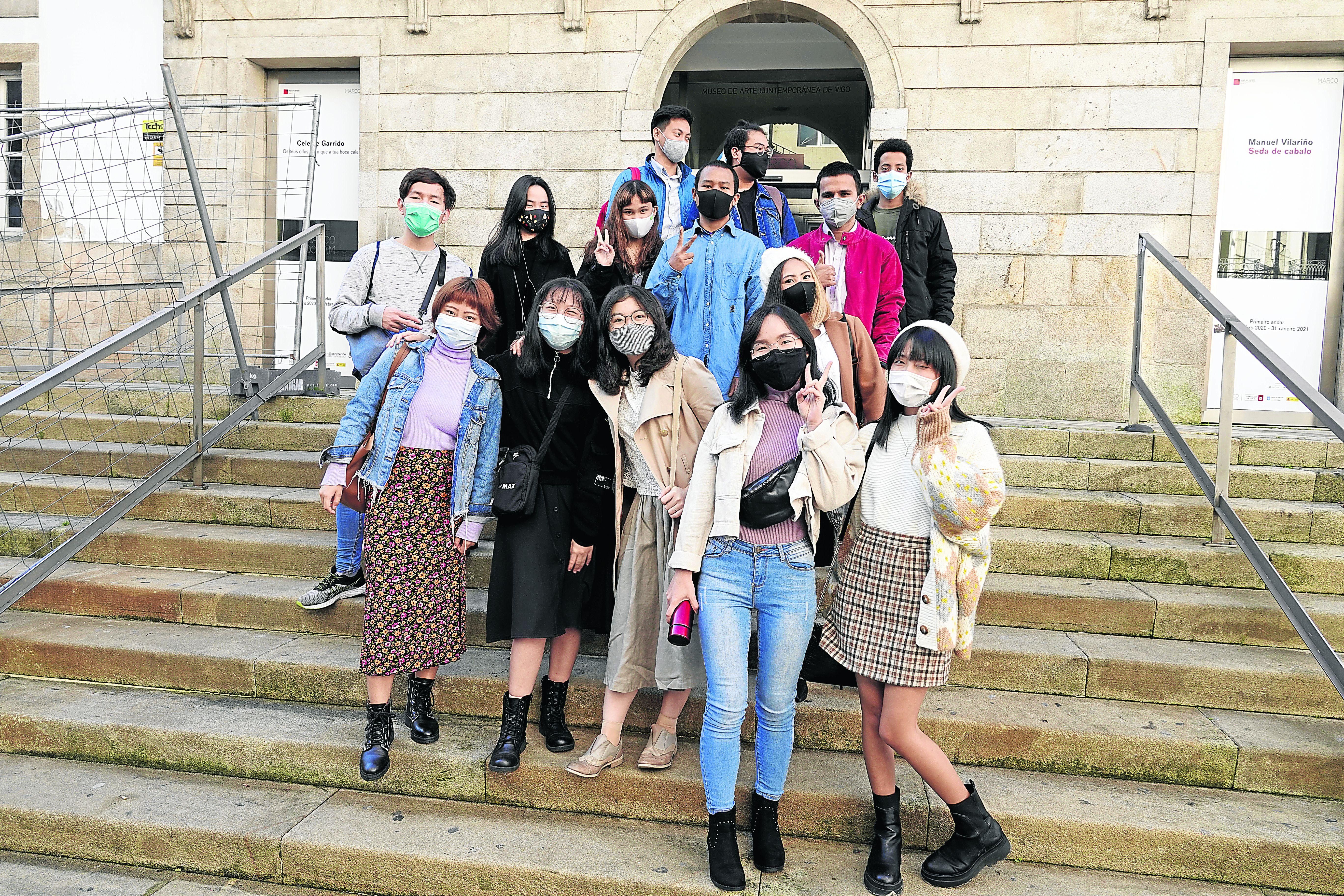 Los jóvenes asiáticos durante la visita realizada al Museo de Arte Contemporáneo