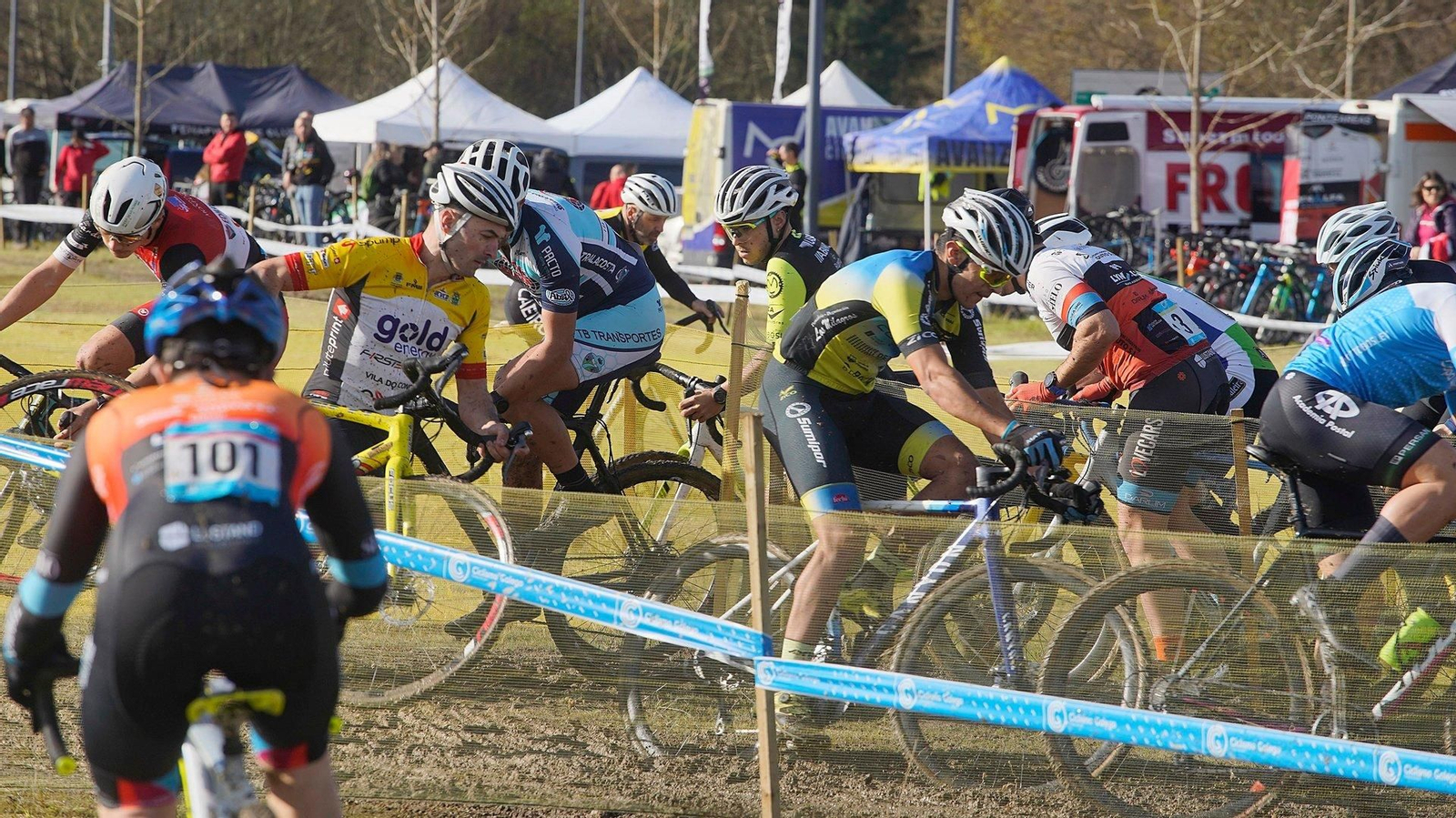 Homes na Copa Galicia de ciclocross en Nigrán.