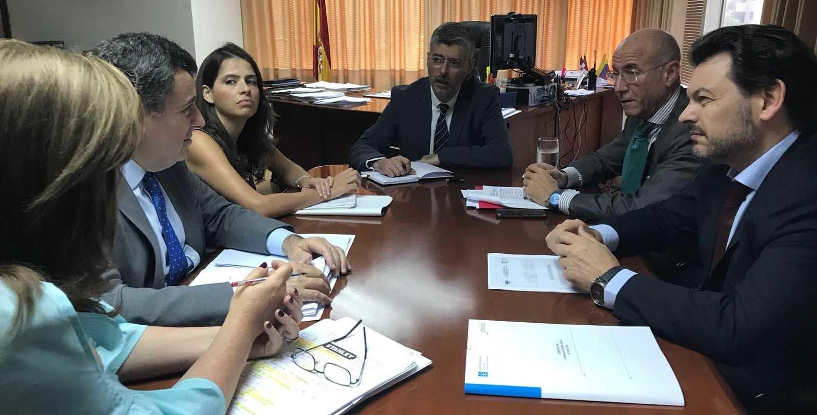 El secretario xeral da Emigración mantuvo encuentros con el director general de Migraciones y los responsables de la Embajada de España en Caracas.