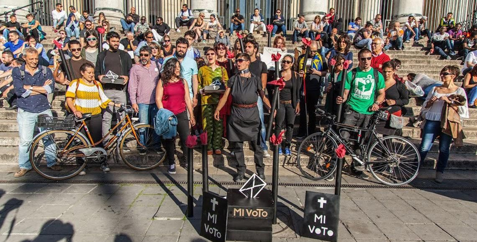 Entierro simbólico del voto emigrante, en Bruselas, durante un acto convocado por Marea Granate a nivel mundial.
