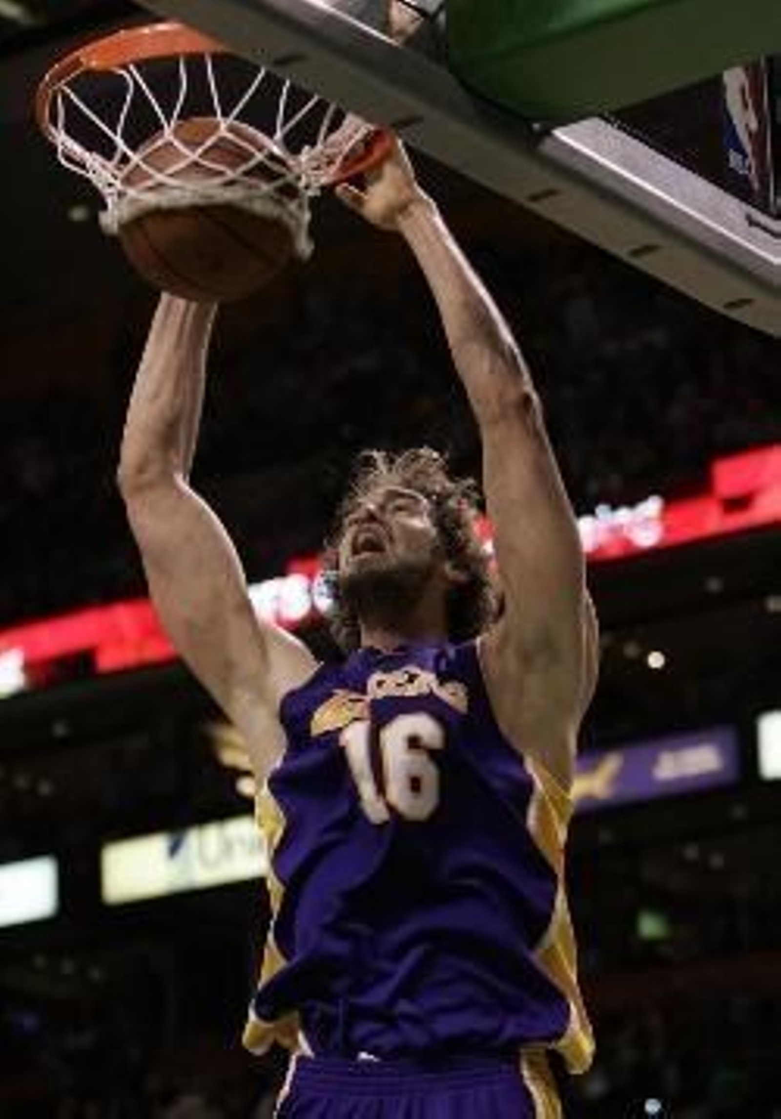Pau Gasol anota dos puntos.
