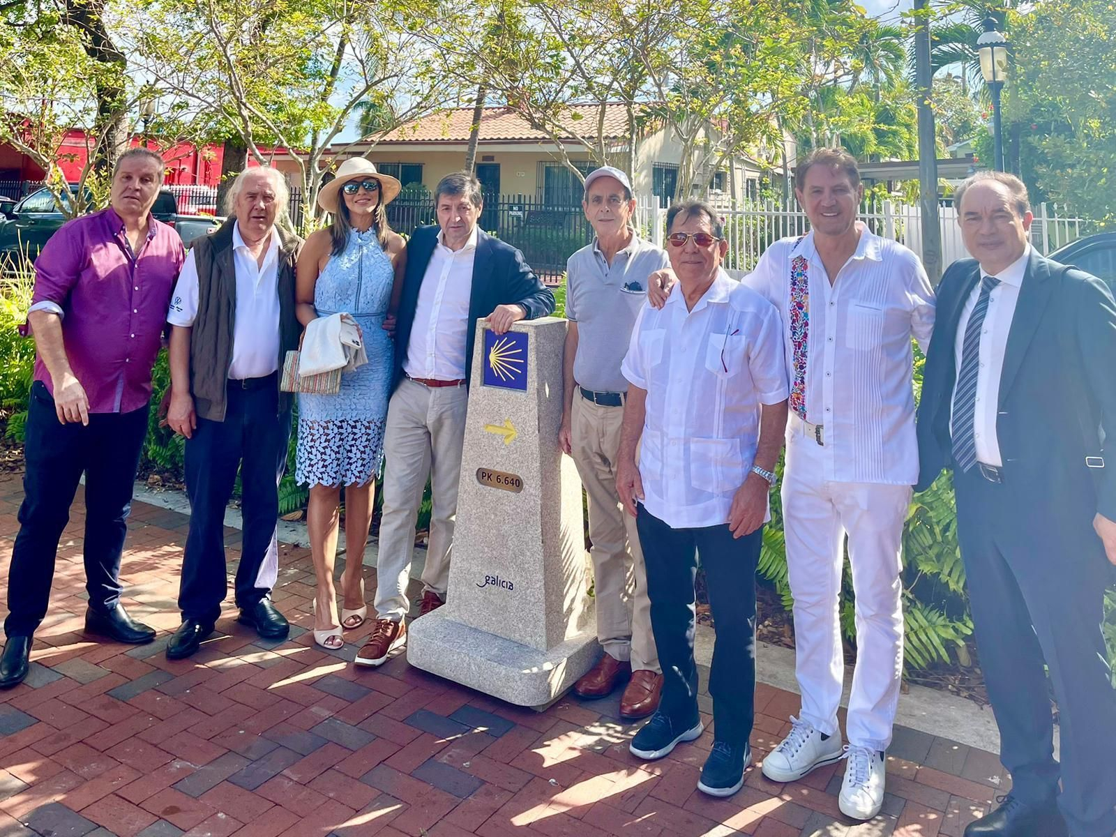 José Manuel Brandariz (segundo por la derecha) impulsor de la iniciativa, junto a los empresarios que colaboraron en su instalación en Miami.