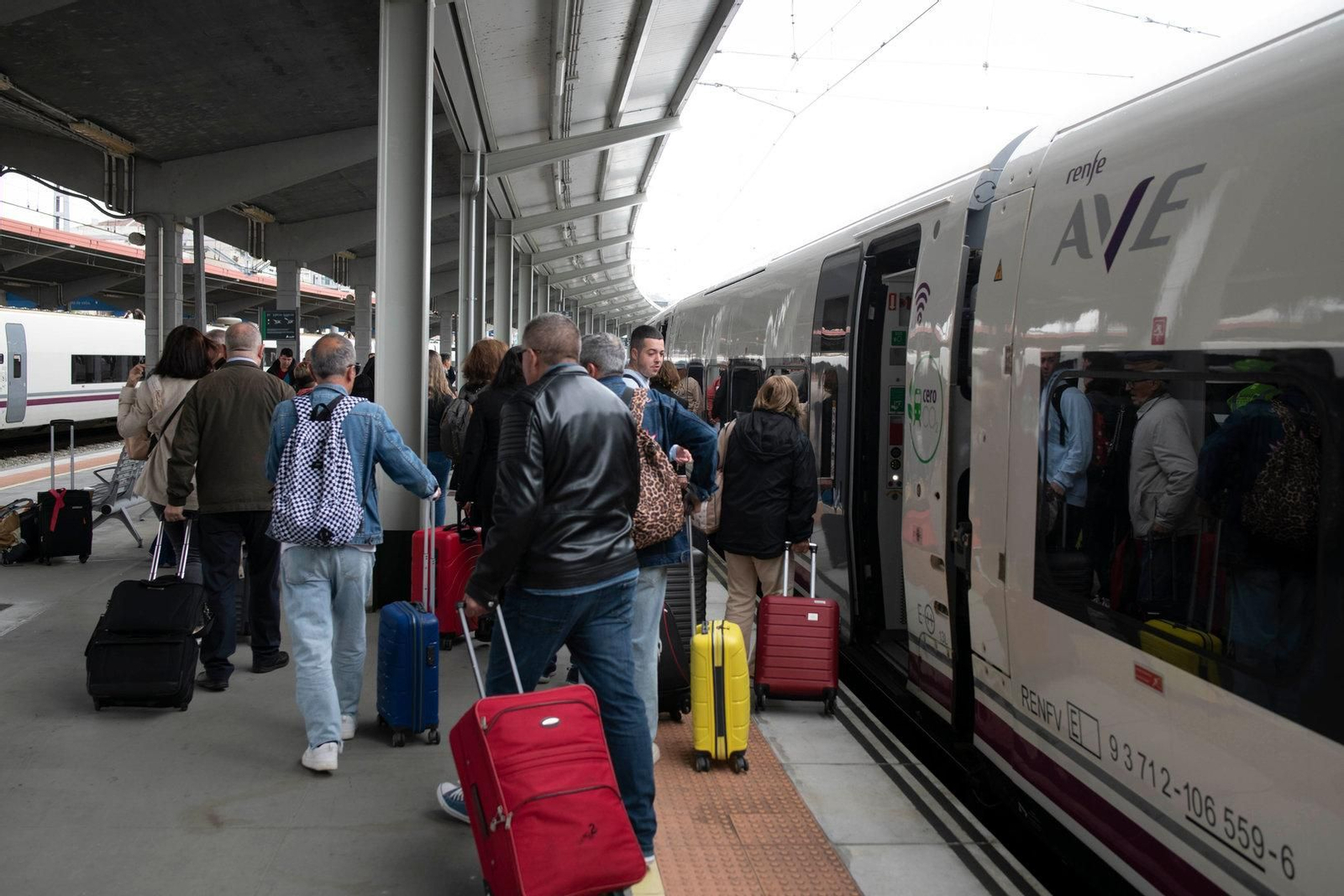Viajeros se suben al tren en Ourense.