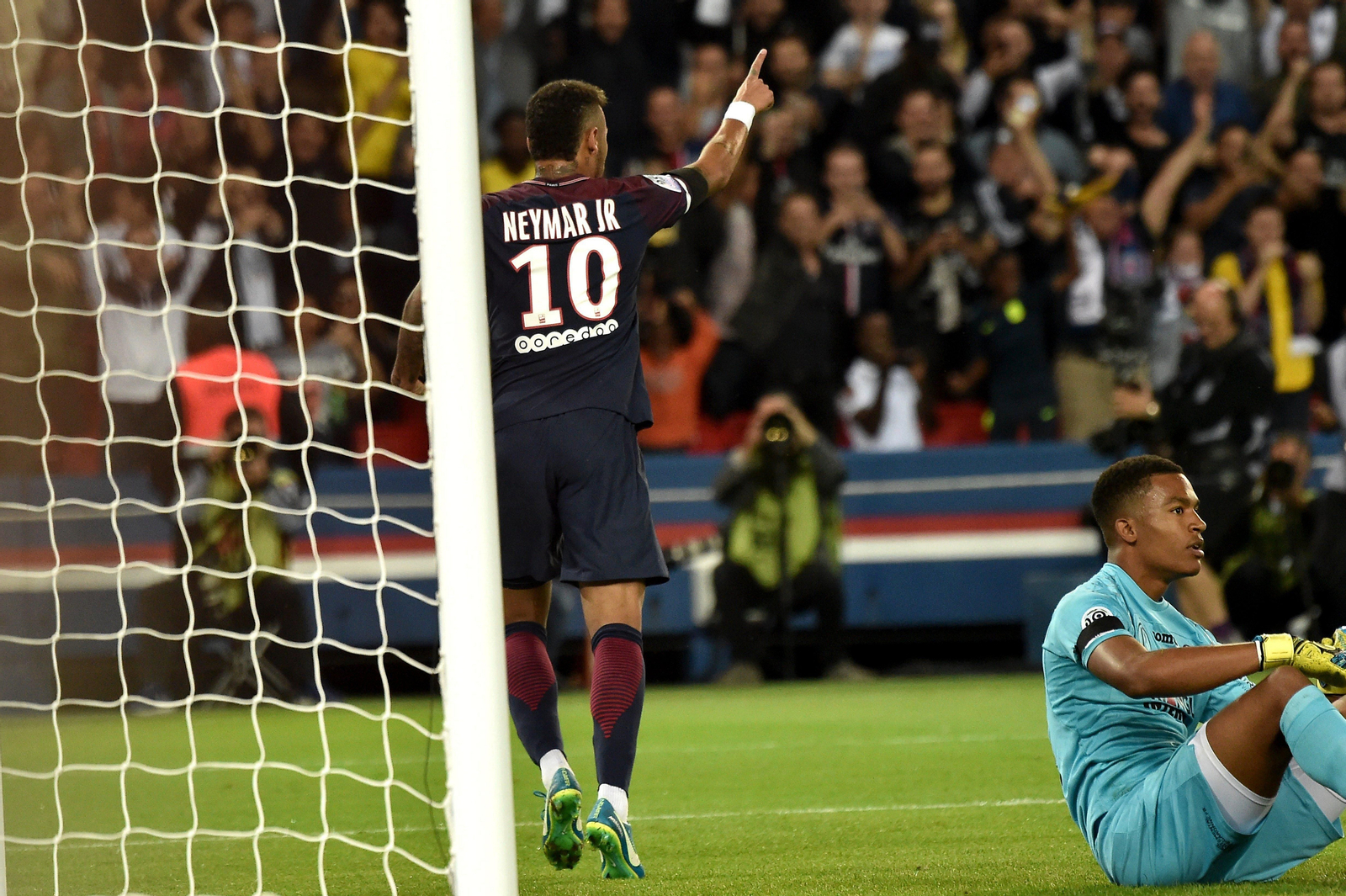 Neymar celebra un gol anotado ayer en su estreno en París.