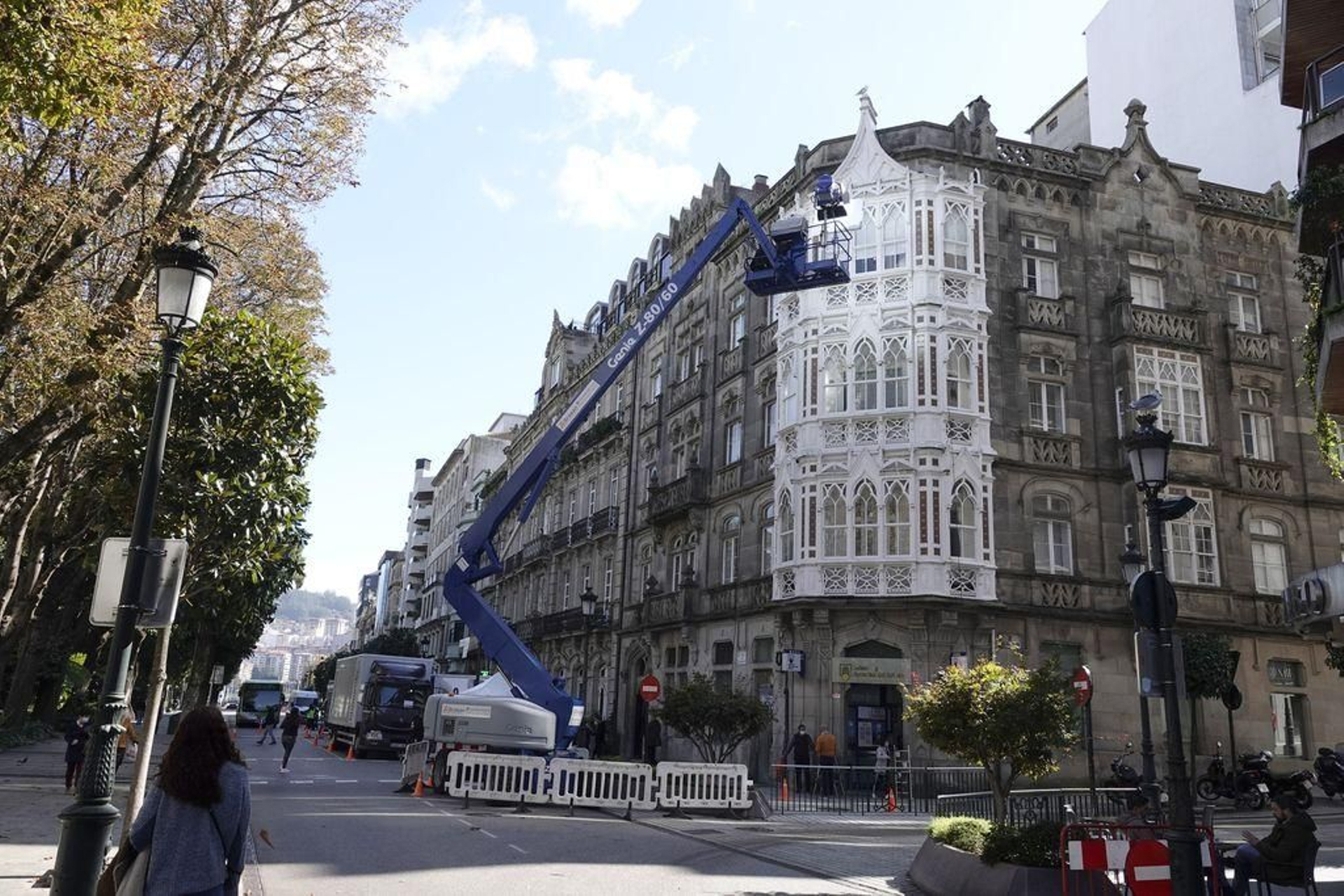 Un cámara toma secuencias desde el exterior en la casa Yañez, ayer en la Alameda.