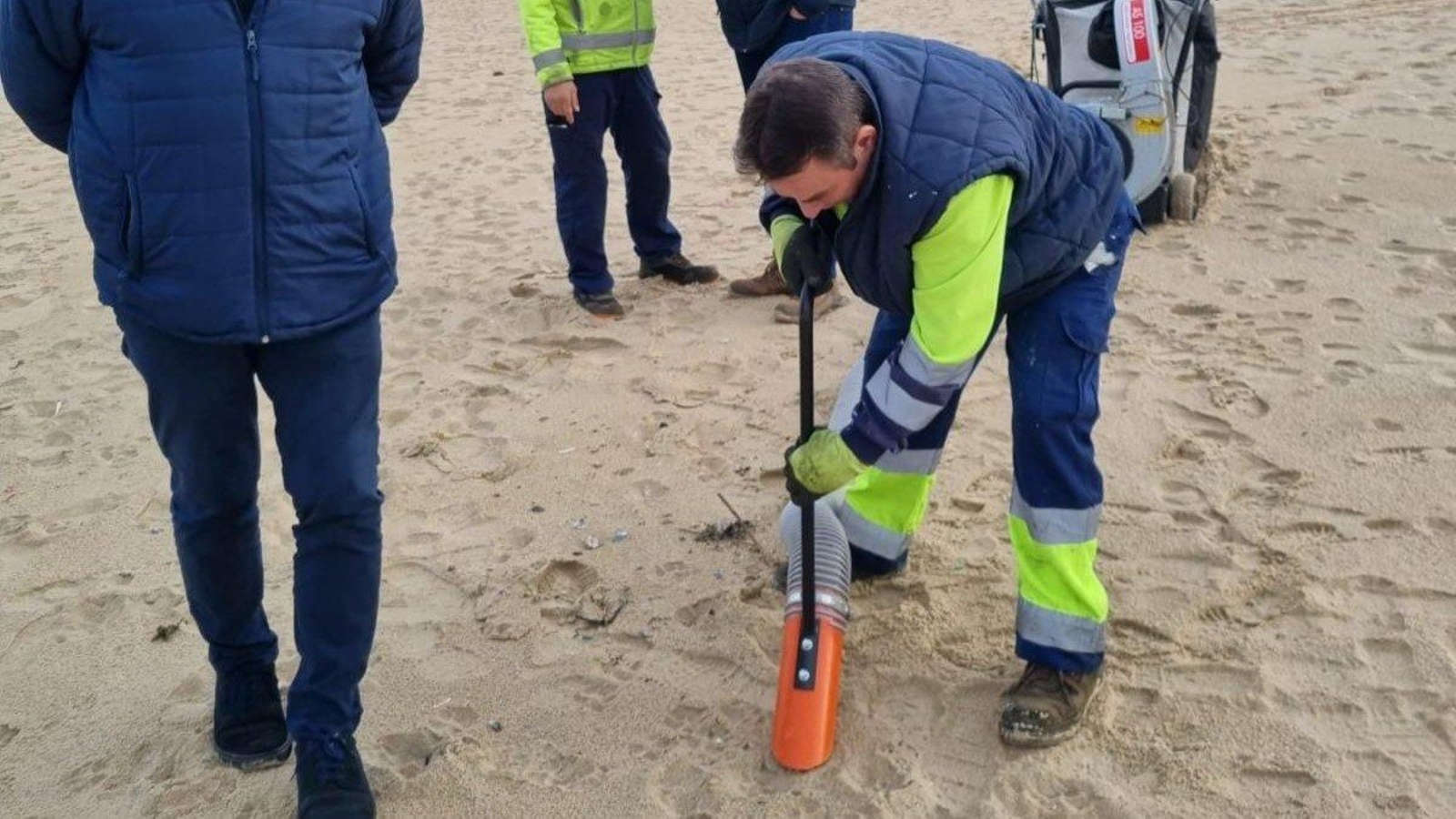 Labores de limpieza de los pellets ayer en una playa del concello de Valdoviño.