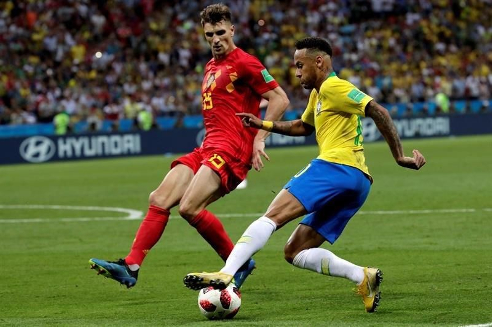 El defensa belga Thomas Meunier (i) y el delantero brasileño Neymar (d)