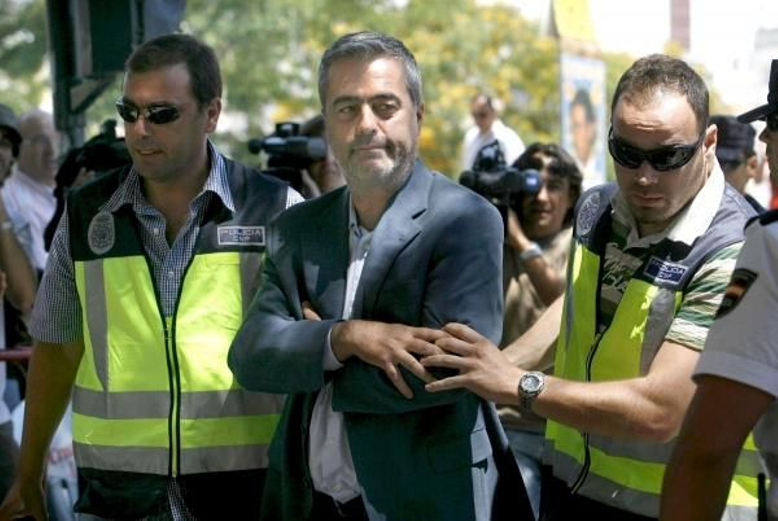 La Policía traslada a Antonio Barrientos al juzgado. (Foto: López Perujo)