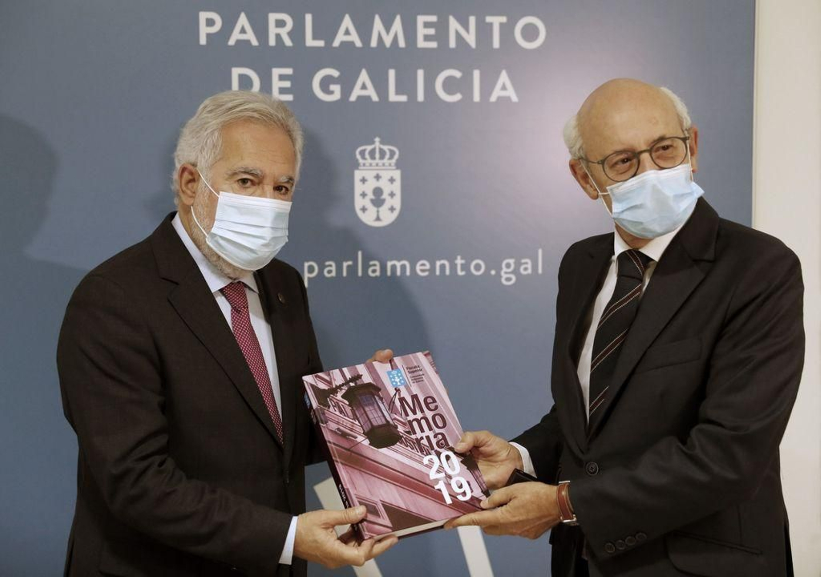 Miguel Santalices recibe de manos de Fernando Suanzes la Memoria de la Fiscalía de 2019.