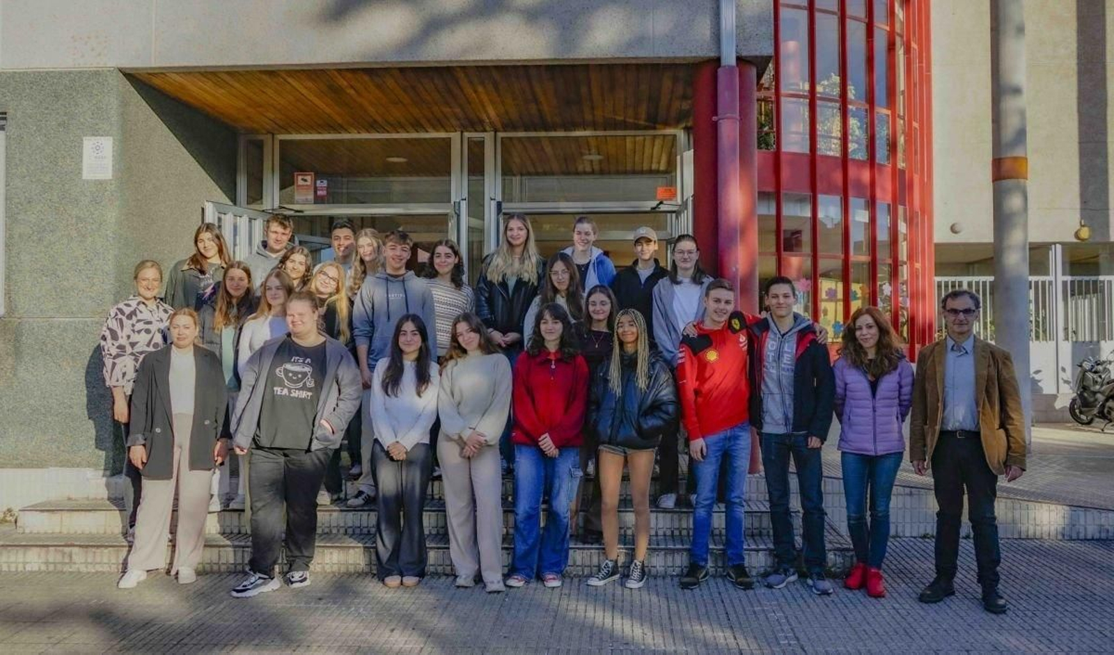 Foto de familia de los estudiantes alemanes con sus homólogos vigueses en la entrada del instituto.