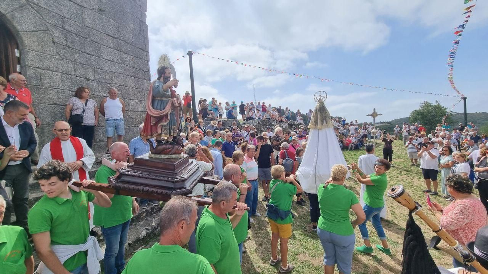 Los fieles acuden al Monte Alba para quitar el miedo con San Bartolomé. // J.V. Landín