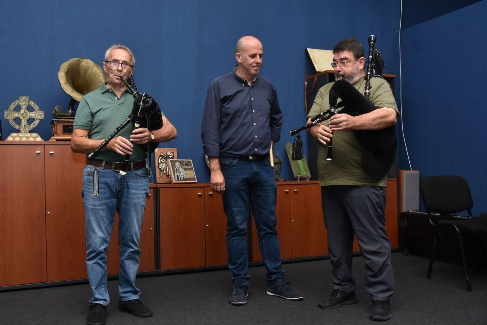 Hipólito Cabezas, cos seus alumnos de gaita.