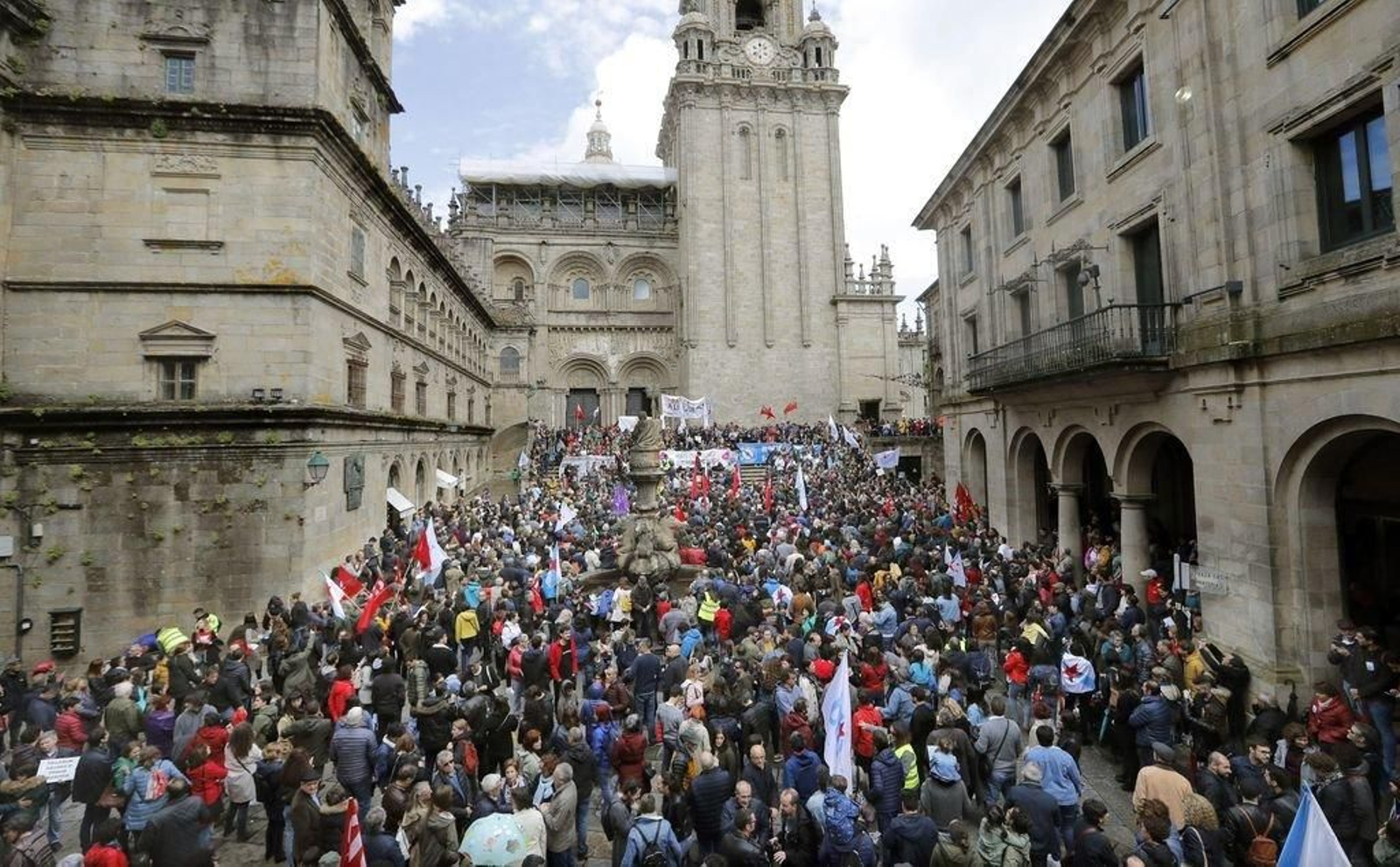 Praterías acolleu a concentración posterior á manifestación que percorreu Compostela co gallo do Día das Letras.