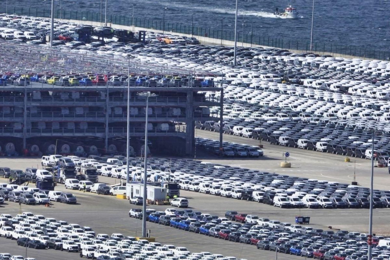 El Puerto aprobó la concesión a Stellantis de 245.000m2 en Bouzas, incluyéndose el actual silo. Estará destinada a  almacenamiento de vehículos exclusivamente de la sociedad y fabricados en la Península Ibérica por 10 años.