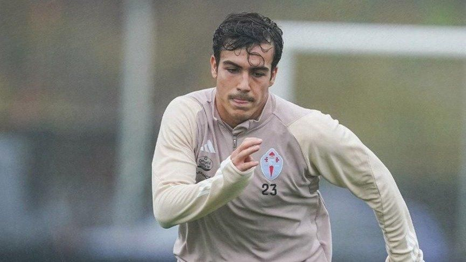 A Manu Sánchez se le espera de vuelta en el lateral izquierdo esta noche en Vallecas.