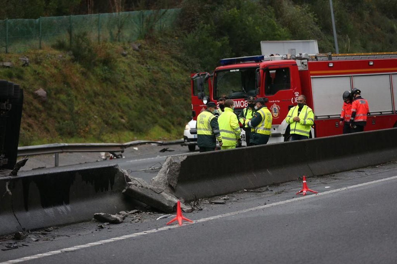 Cortado un carril de la AP-9 en Vigo después de volcar un camión en los túneles de A Madroa 16