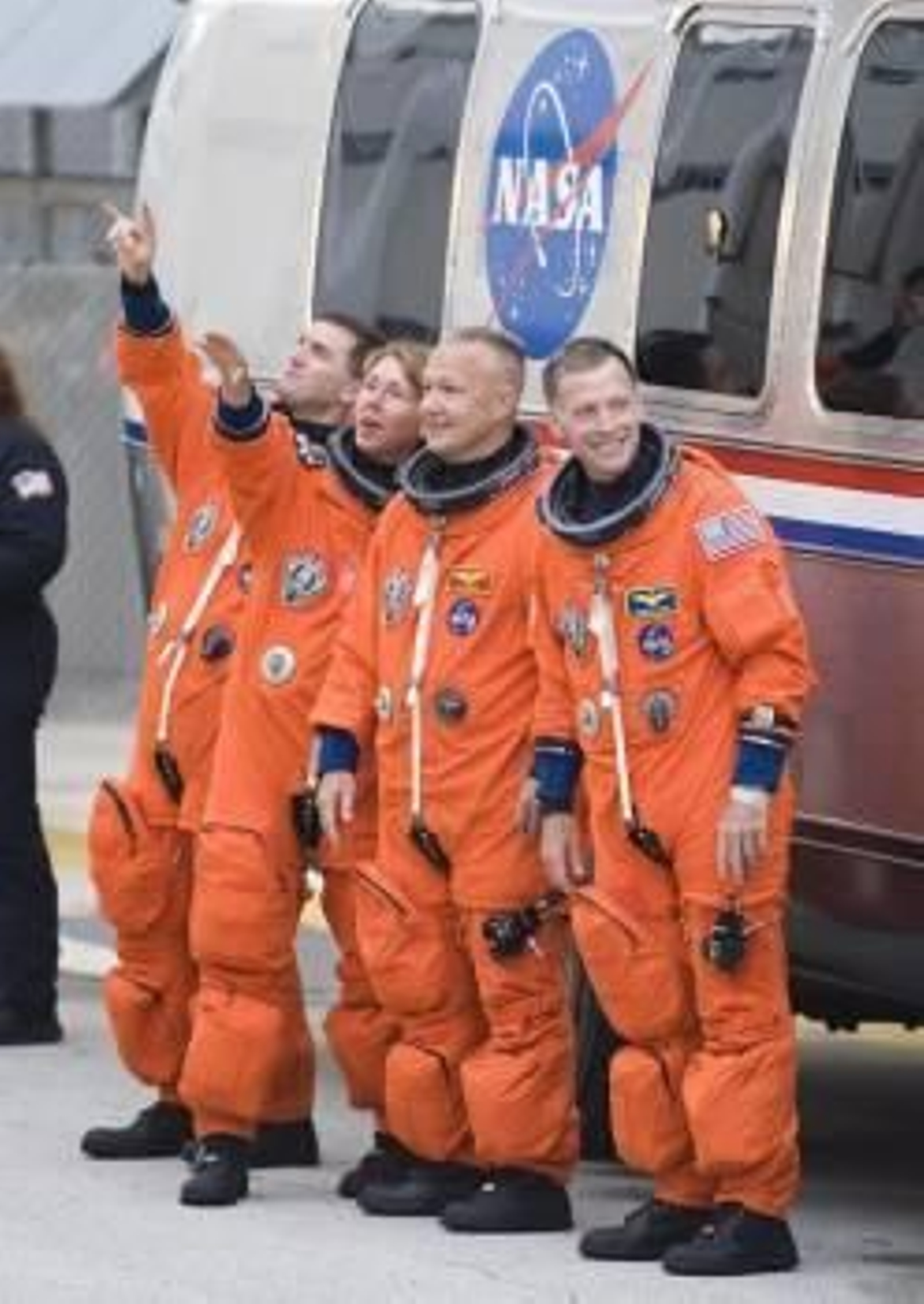 La tripulación del Atlantis: Rex Walheim, Sandra Magnus, el piloto Doug Hurley y el comandante Chris Ferguson salen del edificio de operaciones antes del lanzamiento en el Centro Espacial Kennedy en Cabo Cañaveral. Foto: Gary Kemper