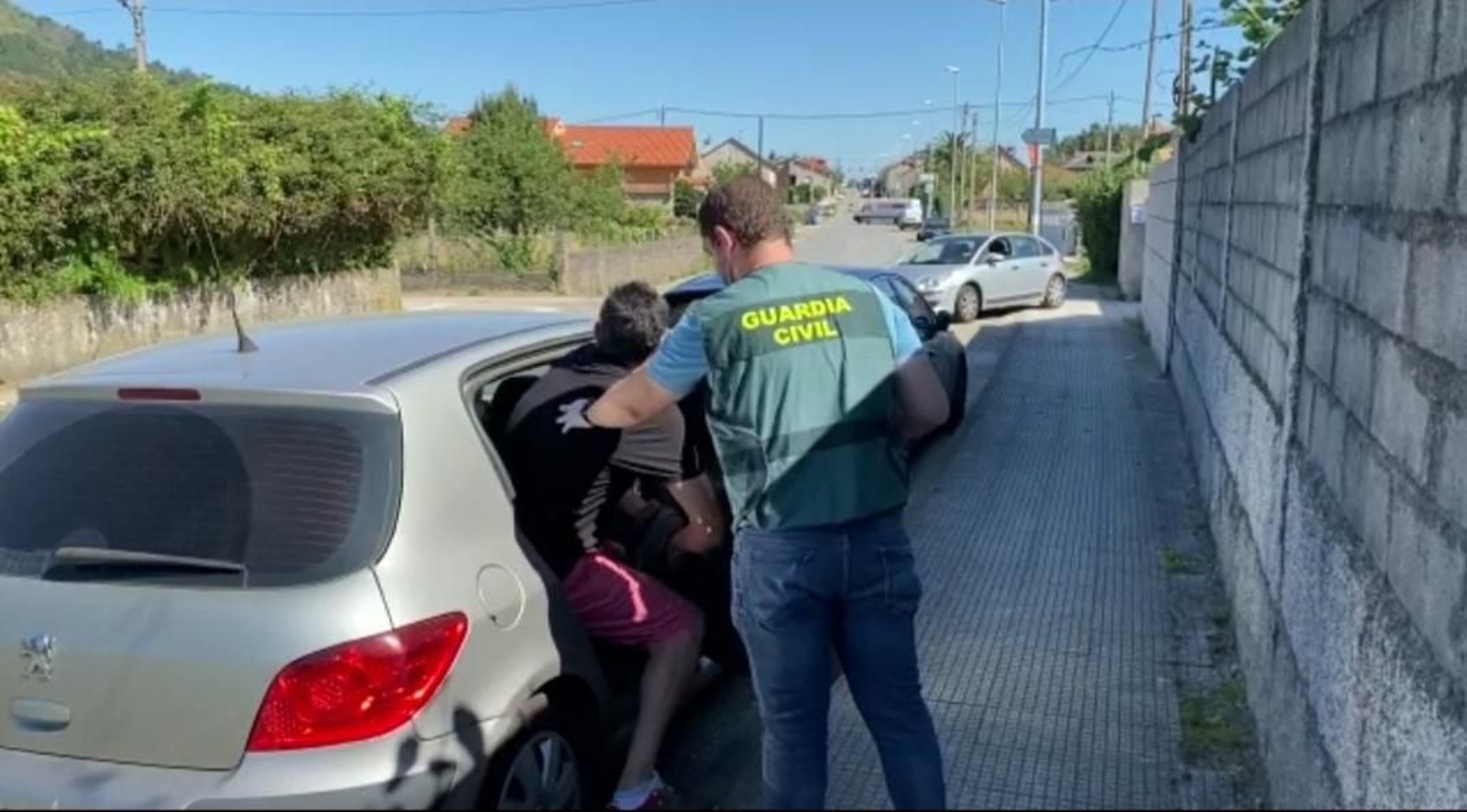 Los agentes de Cangas localizaron al individuo en Vigo, que quedó en libertad como investigado.